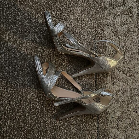 Nine West silver heels - size 7.5M - Picture 3 of 5